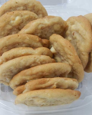 White Chocolate Macadamia Nut Cookies are a dozen soft and chewy cookie with rich bittersweet white chocolate chips and nutty salted macadamia nuts.